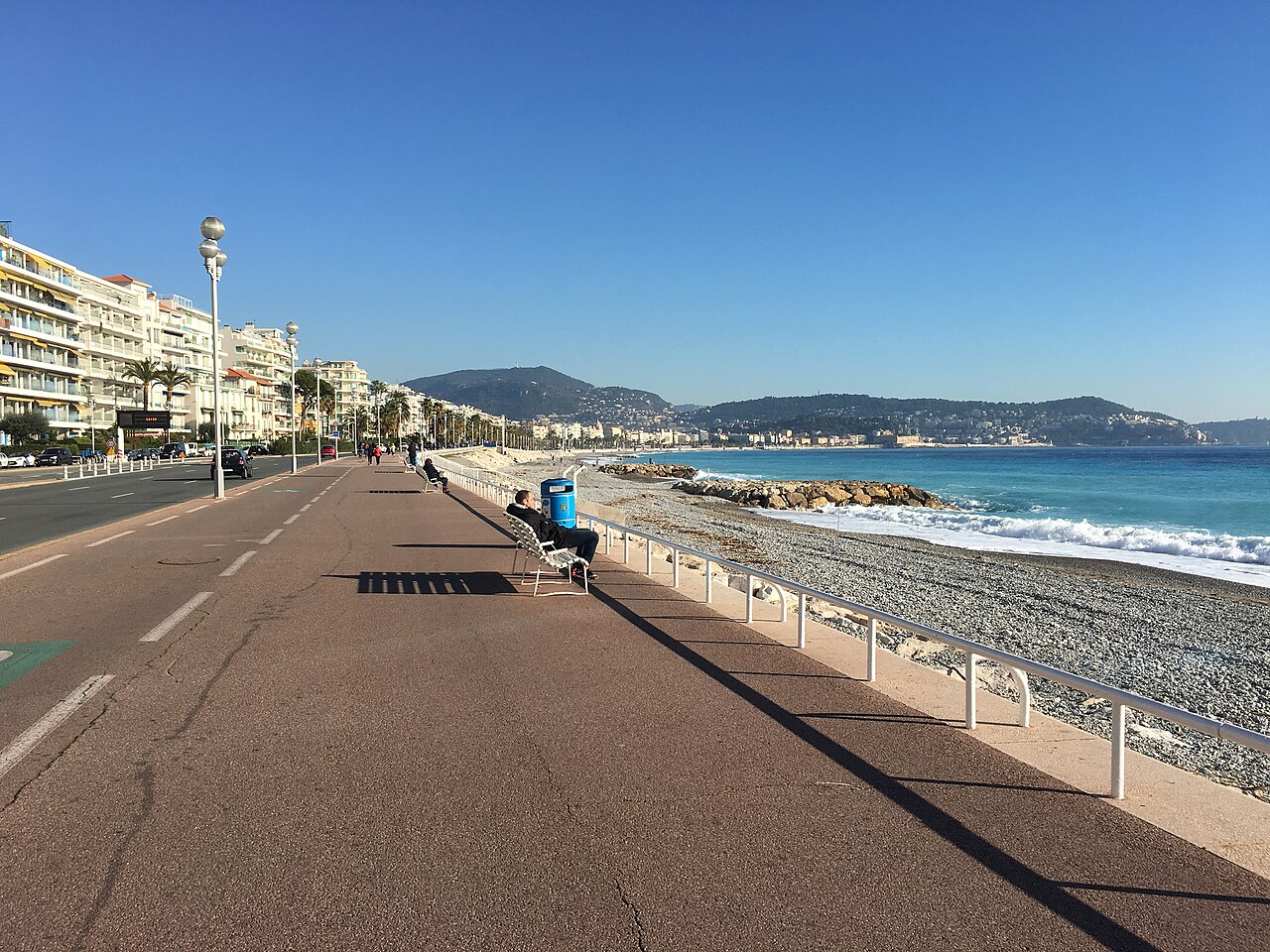 The curve of the Promenade des Anglais and the blue bay of Nice